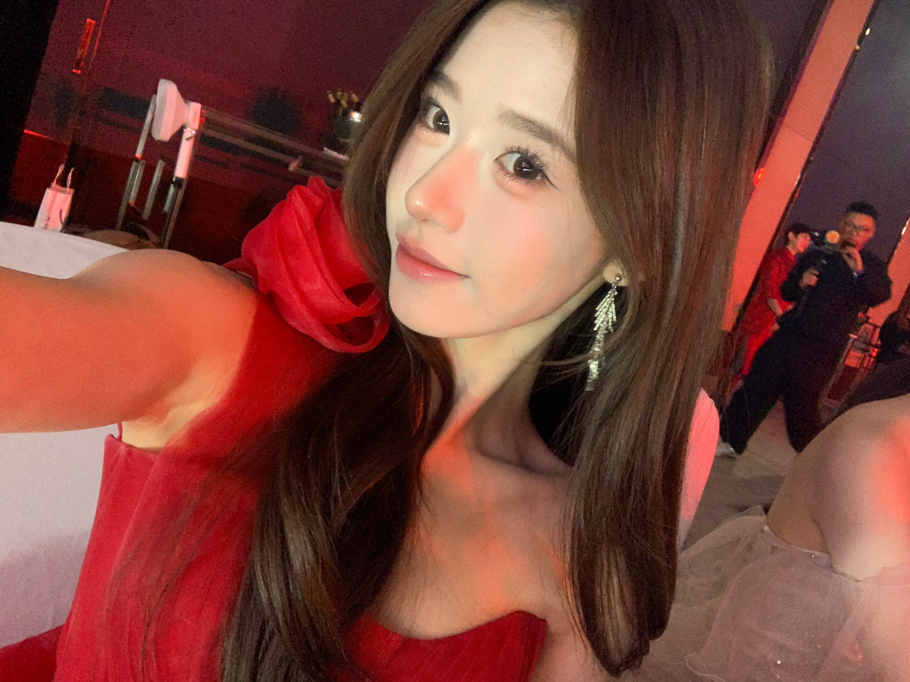 我不会说谁能知道这是红毯晚宴呢这个live特别像去搂席了....