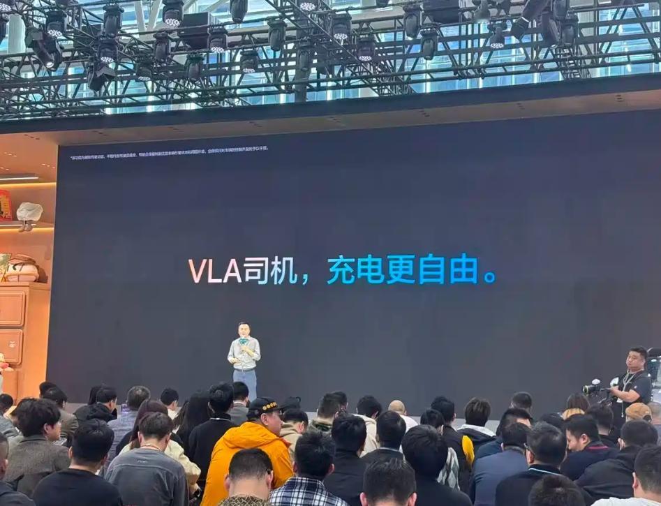 理想汽车在2025广州车展又放了个大招！VLA司机大模型迎来重磅升级，新增“自