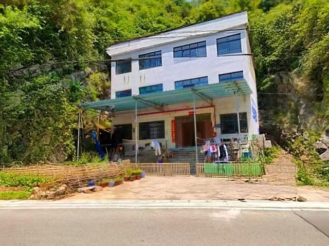 湖北宜昌长阳国道边的这个农家小院，依山傍水，你喜欢吗？这个农家小院就在国道