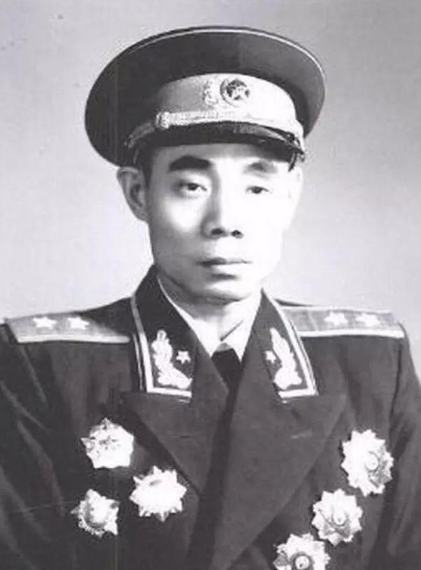1955年，吴信泉授衔回家。妻子看着军衔证叹气：打垮美军王牌，怎么才是个中将？他