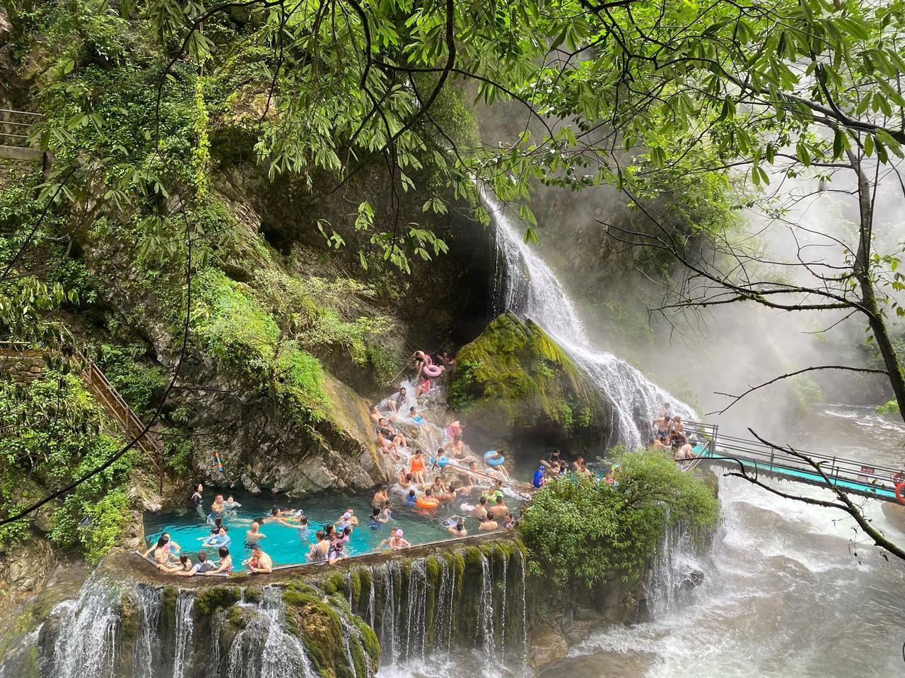 12月11日，河南郑州市巩义一村庄流出露天温泉水，村民，游客们纷纷撸起裤子，坐在