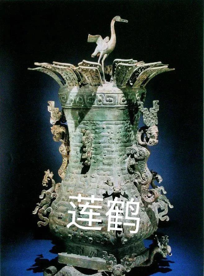 1949年11月底重庆机场，“一波人”在急匆匆把装箱的“新郑彝器”往飞机上搬运时