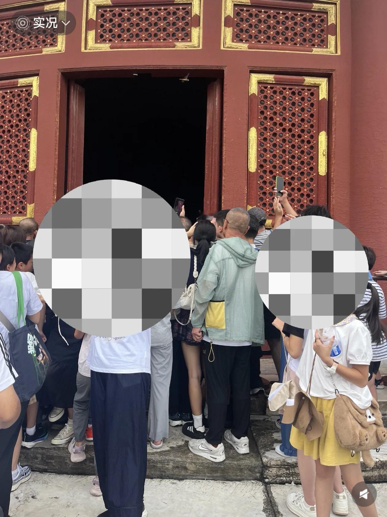 北京天坛公园警示我朋友感觉不适先行离开，我留在原地观察，发现一名男子持续尾随独