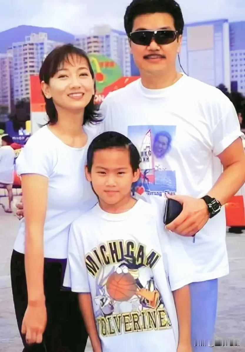 1995年，42岁的赵雅芝和老公黄锦燊、儿子的合照太美了。照片里的赵雅芝完全素