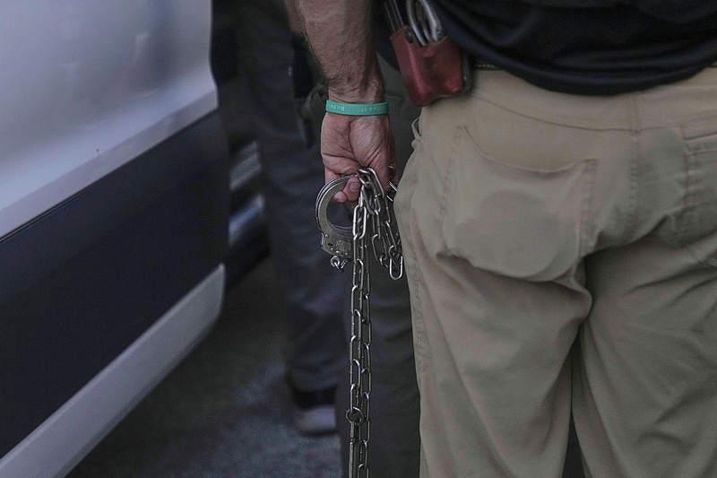 法警揭秘：死刑犯临刑前想借拉屎拖延时间，这招管用吗？我认识个干了8年法警的老大