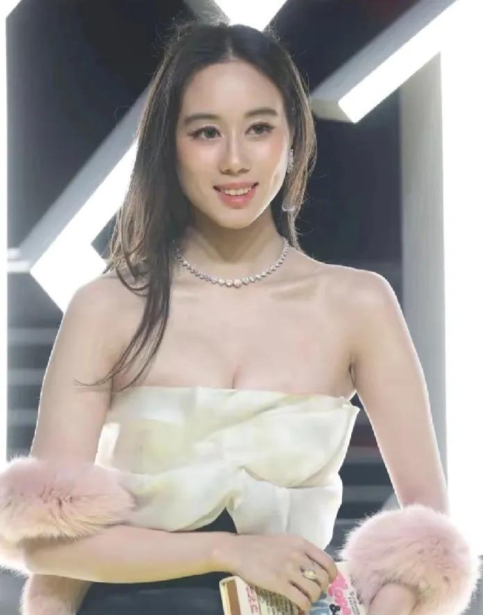 谁能告诉我，她的人生有什么烦恼？