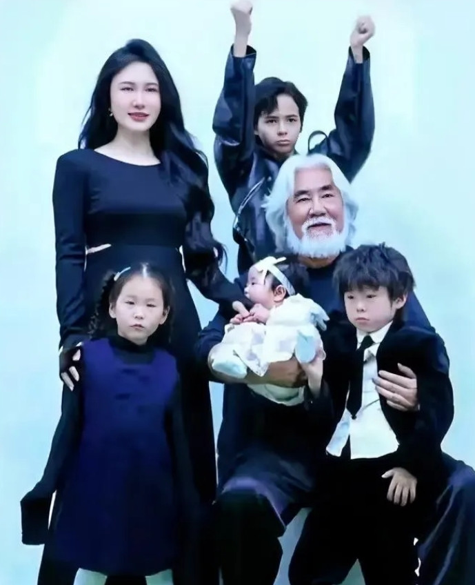 突然发现，我们对张纪中，爱比他31岁的妻子误解太深了！原以为她是因为想要