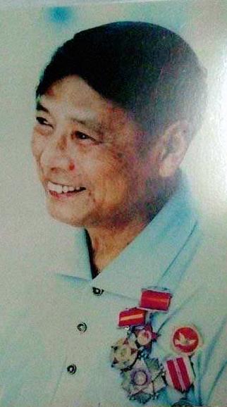 朝鲜战争中，志愿军通讯员重伤被围，美军头子奸笑道“不着急，陪他玩会。”200个大