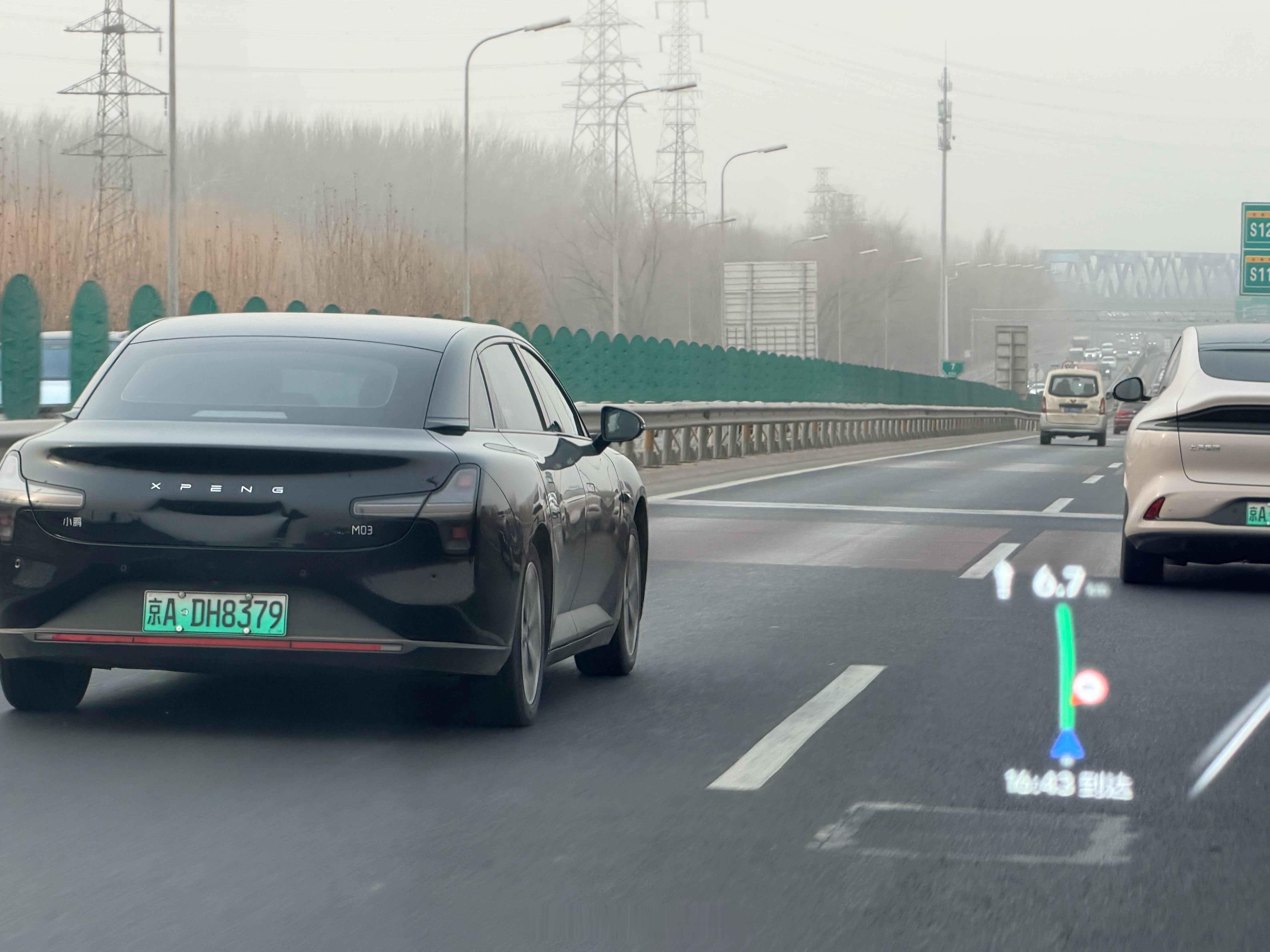 离远看以为是个什么小改款，近了一看原来是撞了