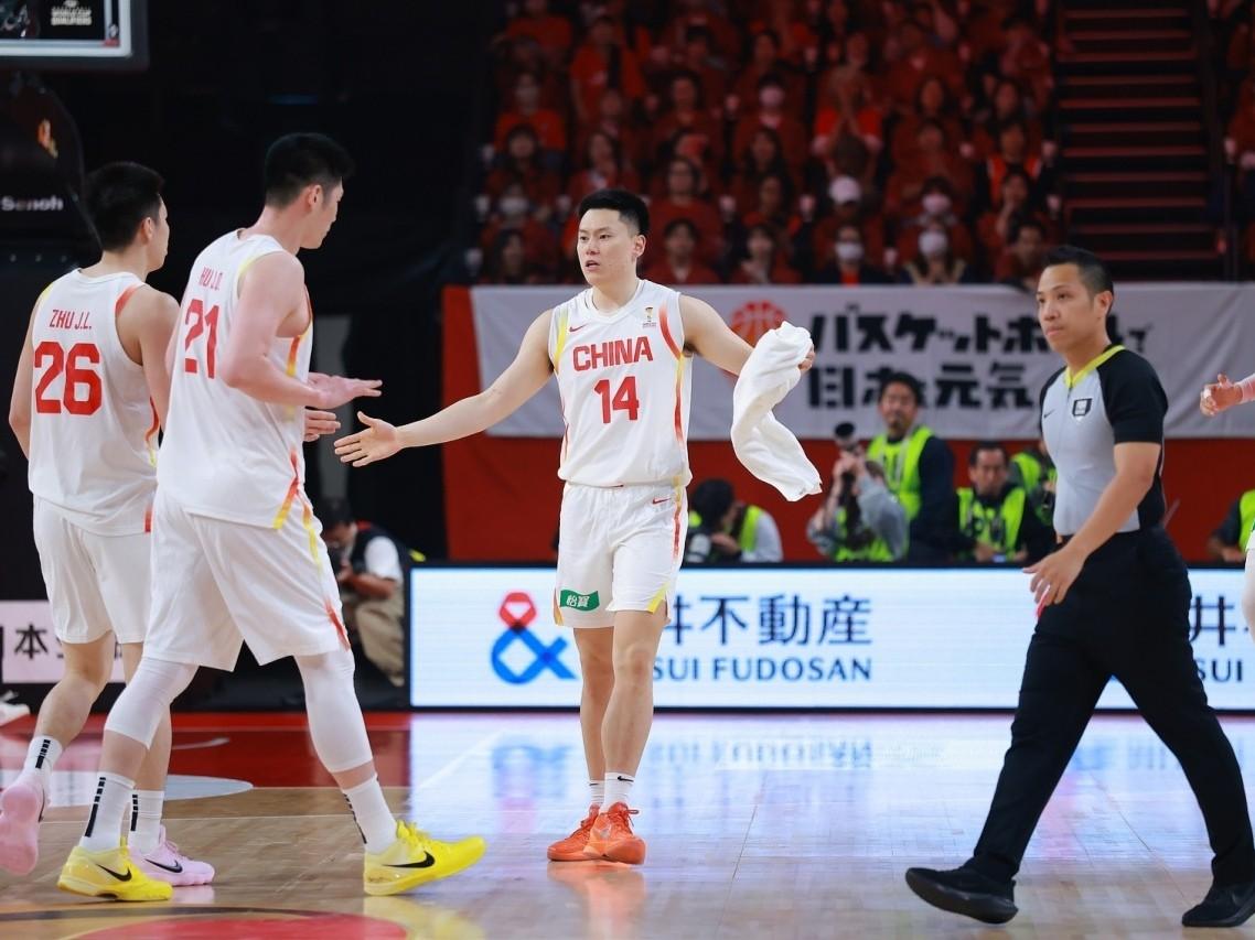 CBA签约消息：据《东方体育日报》记者薛思佳报道，上海男篮已经与李弘权达成两年C