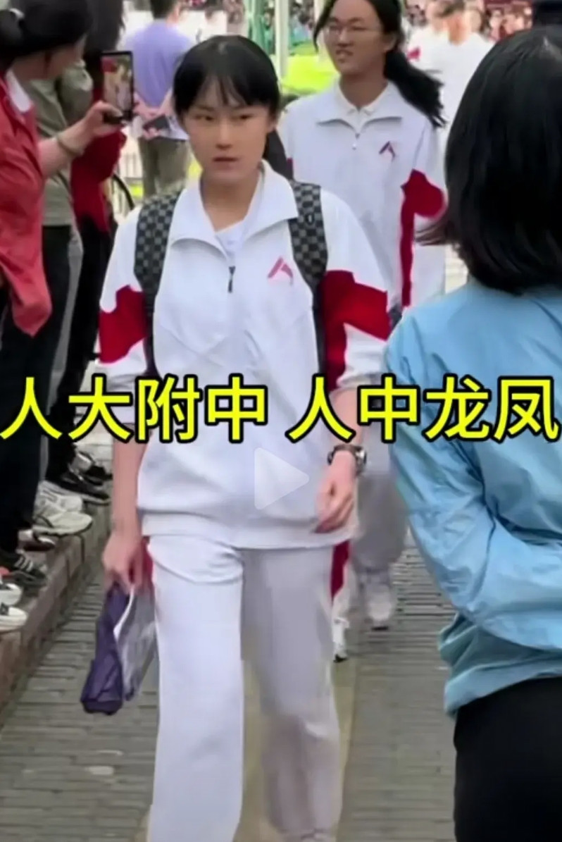 人大附中学生，是不是走路都有未来领导的样子这种自信和气质是家庭给的，虽然都不想