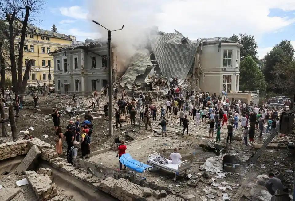 特朗普不承认是美军袭击了伊朗小学，称是伊朗自己的导弹准头不够。这和2024年基辅