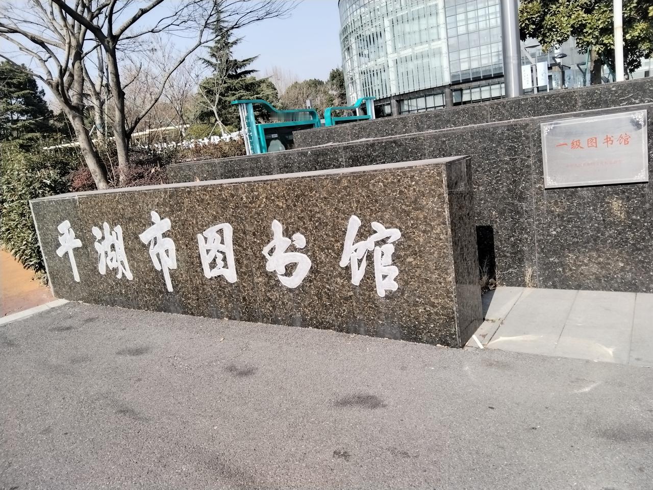 寒风里撞见的育儿真相，家长别忽略！元月22号大晴天，寒风吹得脸生疼，骑着小