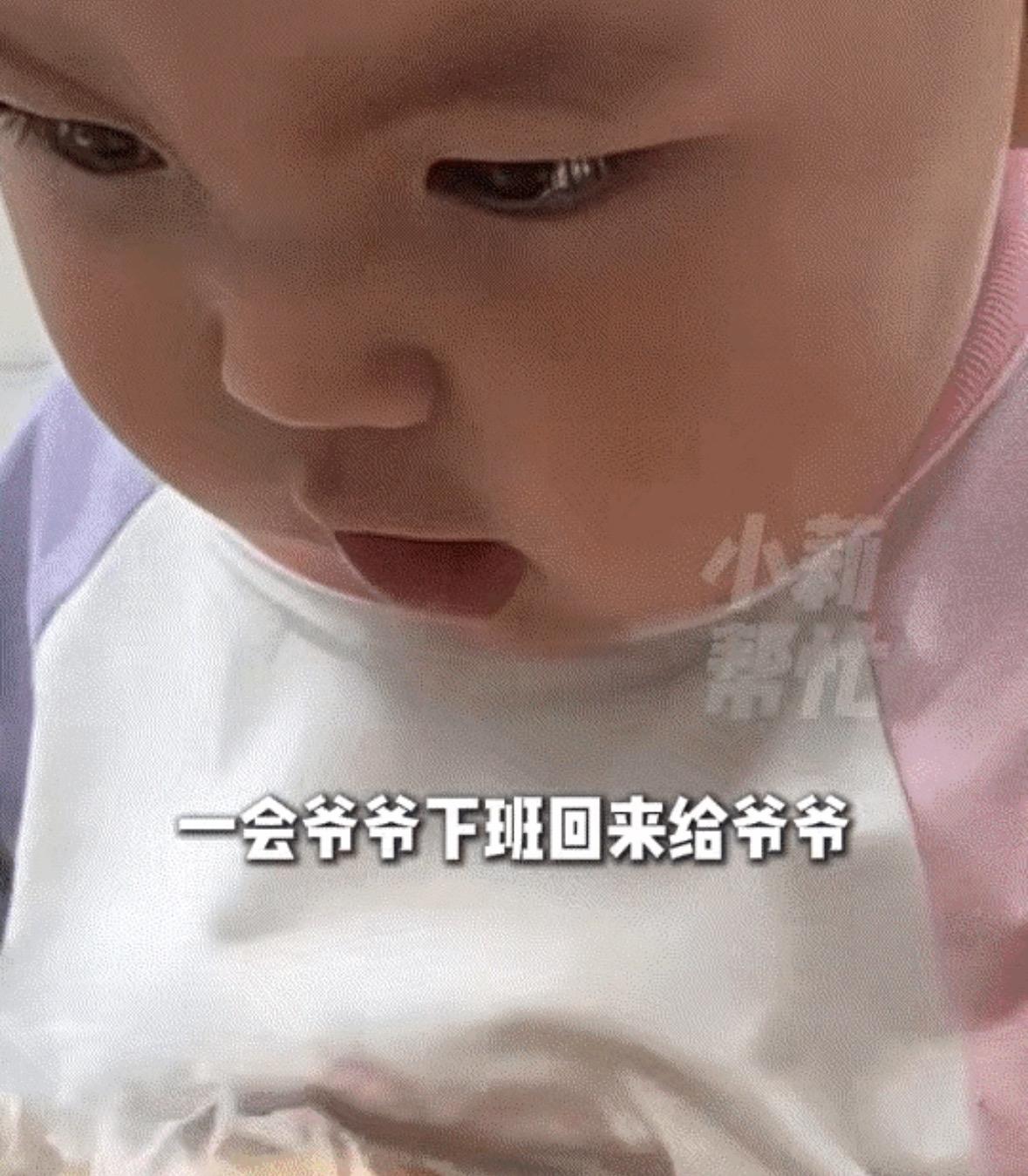 河南新乡上演暖心一幕：一岁多的宝宝谨记嘱托，全程守护肉夹馍，任凭家人逗弄也坚决不
