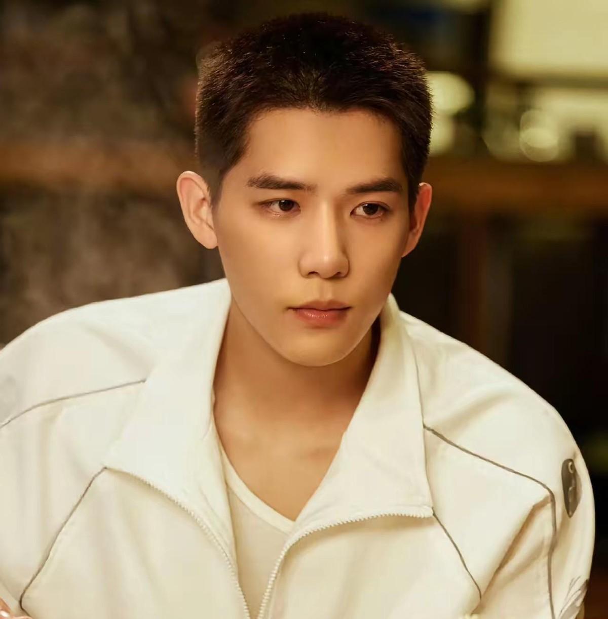 沈腾在节目里踹王安宇大腿，踹得对。不是欺负新人，是救他。贾冰后来私下点他：镜