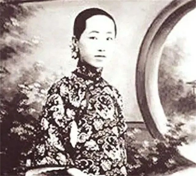 1903年，梁启超与17岁的王桂荃行房。夜里，梁启超说：“我主张一夫一妻，因此慧