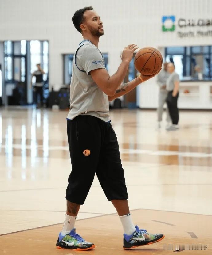 前中国男篮巨星李凯尔真是太英明了！今天据美国名记Shams透露，李凯尔和猛龙签下