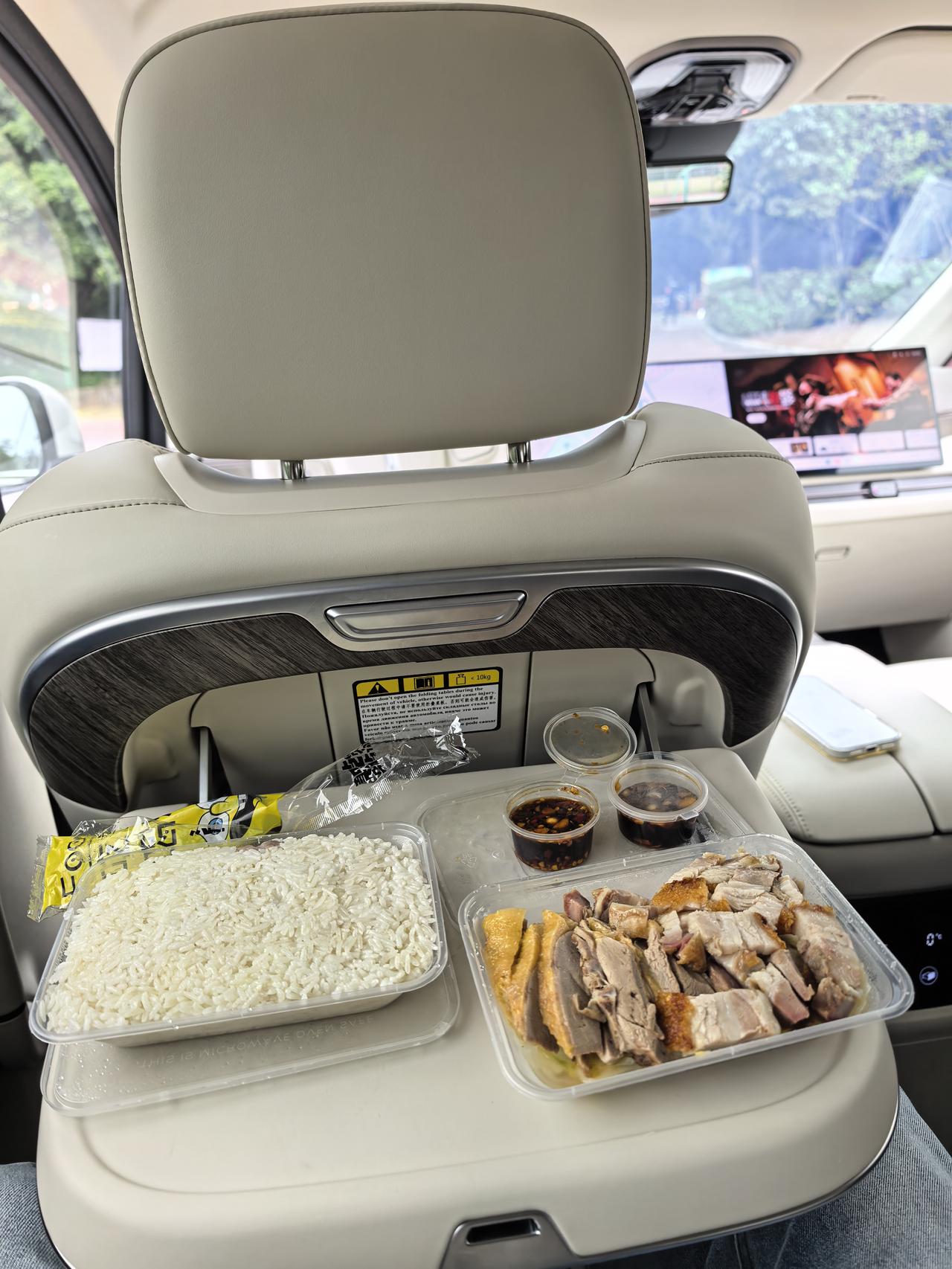 后排小桌板的最佳使用场景，可能是吃盒饭！​​​