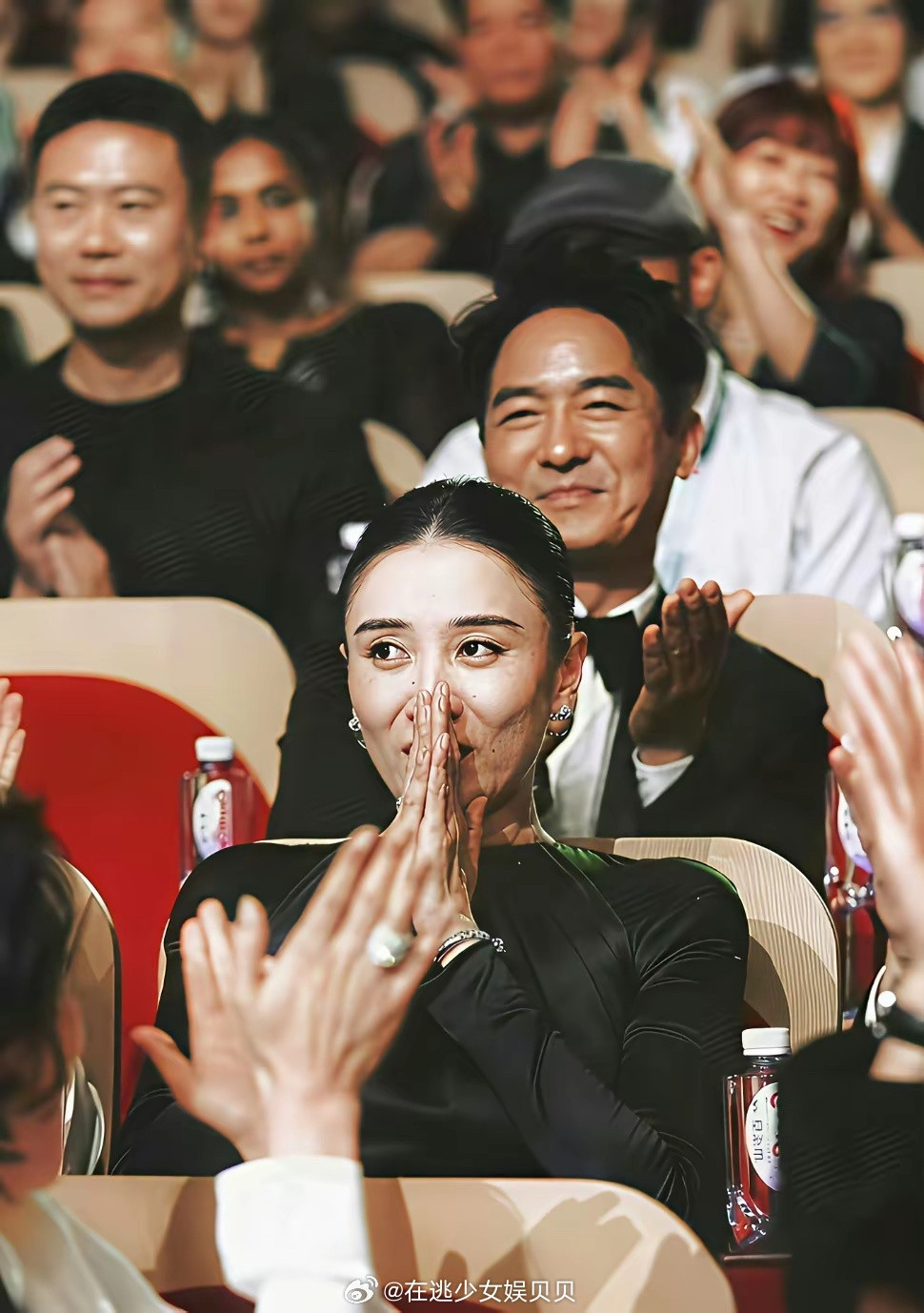 摄影师好会拍！这张照片真的可以封神了，宋佳拿下白玉兰最佳女主后，最戳心的不是奖杯