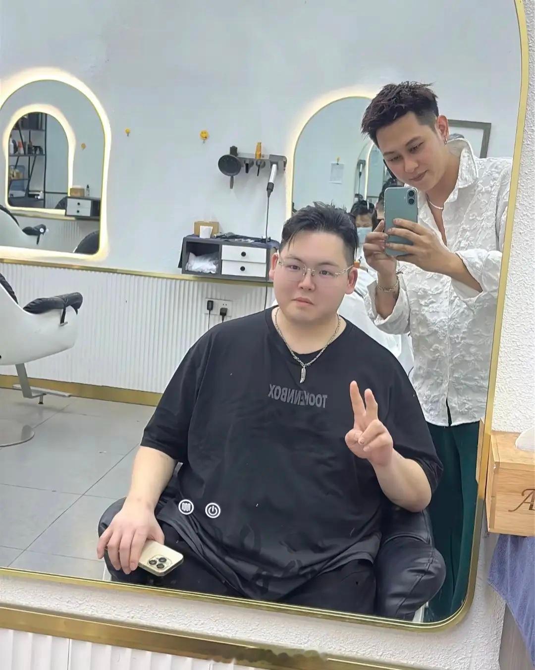 向华强和陈岚的38岁小儿子向佑现身广州一家造型工作室剪头发，他的身材胖胖的，皮肤