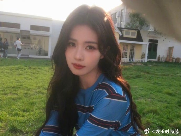 白鹿这个眼妆白鹿这个眼妆直接封神，蓝调晕染出魅惑感，冷脸时飒爽姐感拉满，妥妥的