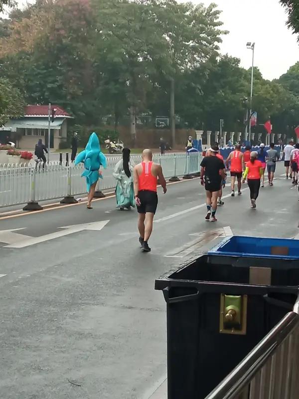 官方通报：成都马拉松“打包哥”“劈叉姐”取消成绩、禁赛两年这一官方通报瞬间在跑圈