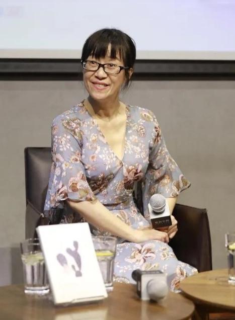 2015年，“脑瘫诗人”余秀华赚到了人生中的第一个15万，她立马给丈夫打电话：“