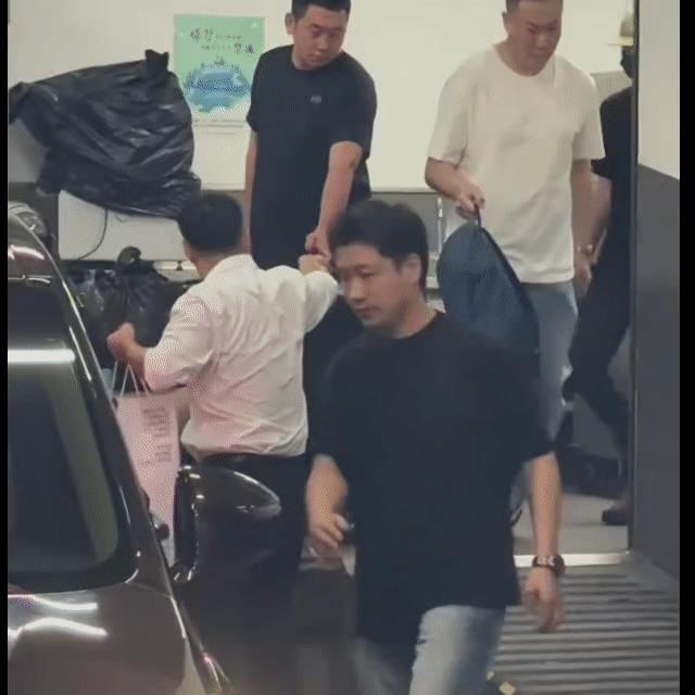 王一博出发赛车场，准备上班了（10.5）！特别精神，特别帅！一身装扮都是福神