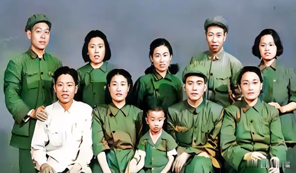 1951年，在刘青山被抓之前，他们一家人聚在一起，然后拍了这一张全家福。一