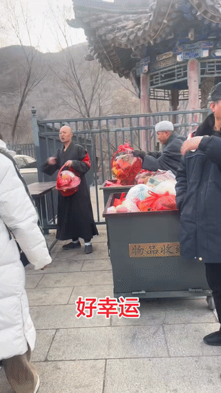 这是山西五台山一座寺院的僧人正在给游客、香客、居士们免费发放“供果”。这些供过