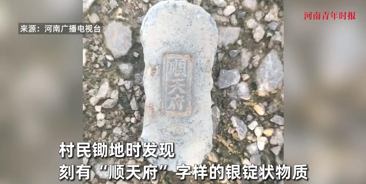 “这就是命啊！”2025年8月，广西南宁，一位村民大妈在村里锄地时，意外捡到了不