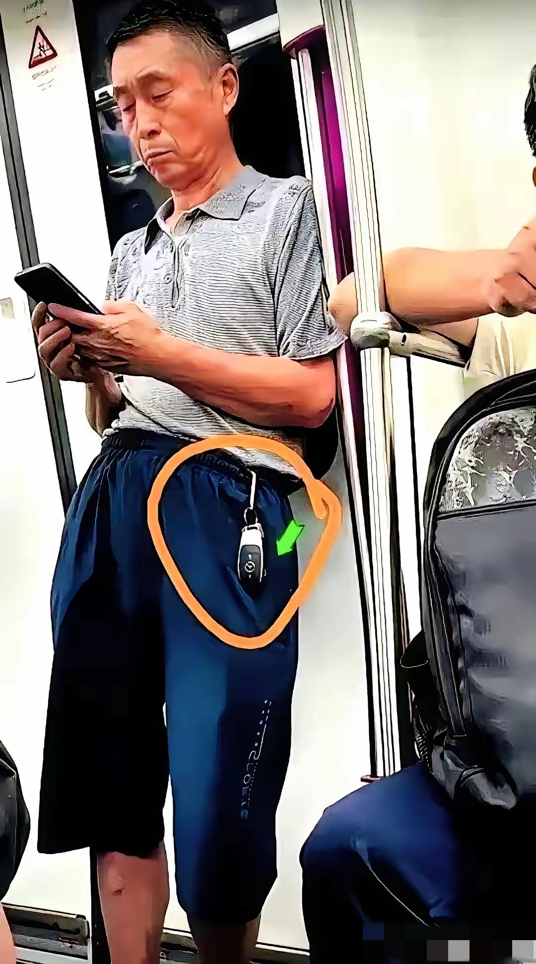 广州地铁一幕：别被外表骗了，真正的底气从不在穿着上这是在广州地铁拍到的一张