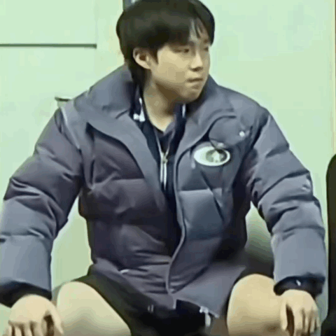 刚刚看到一则动图，王楚钦上身裹着羽绒服，努力地做吞咽状，似乎要吐出来了。据说