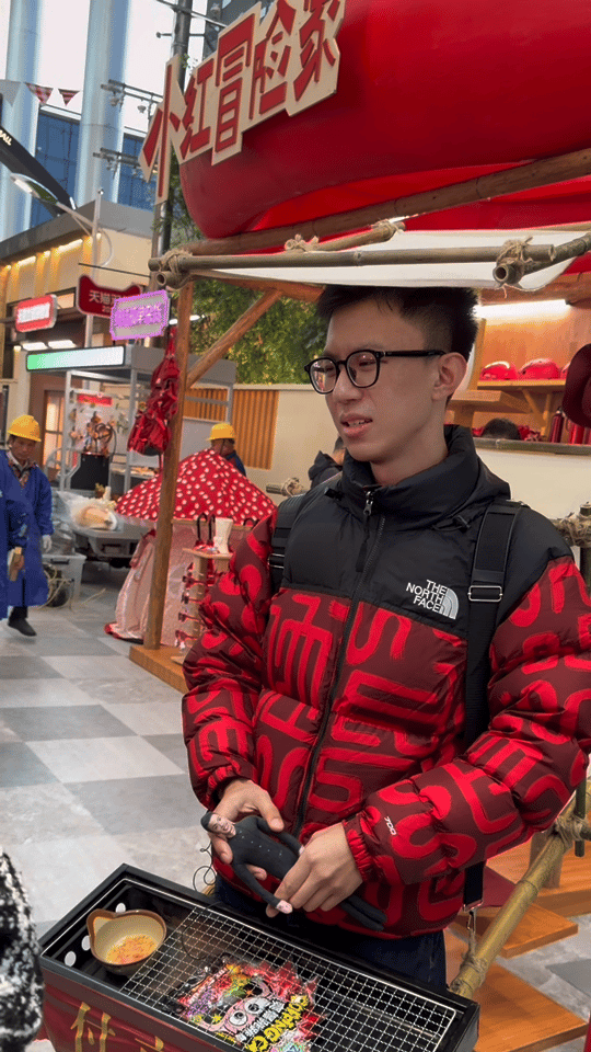 第一次见付航这么命苦的饭撒付航的饭撒像在渡劫，比心僵硬到像被按头，小狗耳朵做得满