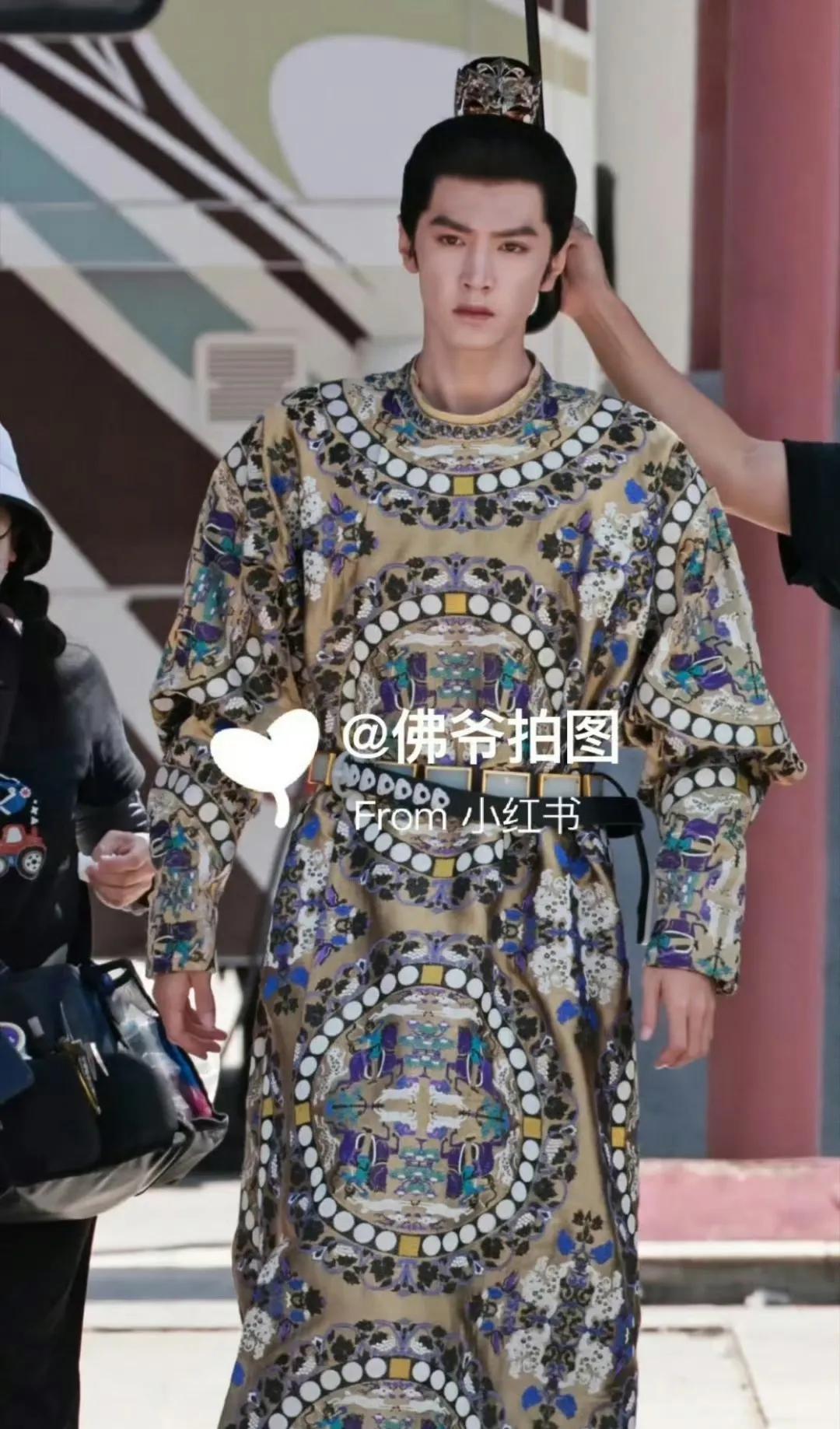 怎么会有这种古装啊[笑着哭]要不是陈哲远的脸撑着，这造型真的太灾难了，衣服看得人眼