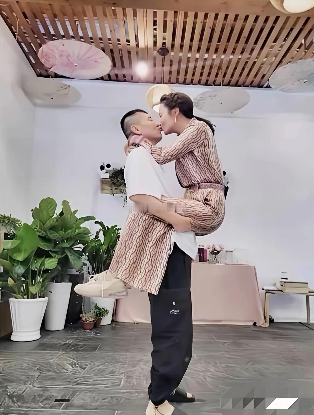 陈建斌蒋勤勤这是真爱呀！五六十岁的老夫老妻了，完全藏不住一点呀[捂脸哭]这么高调秀