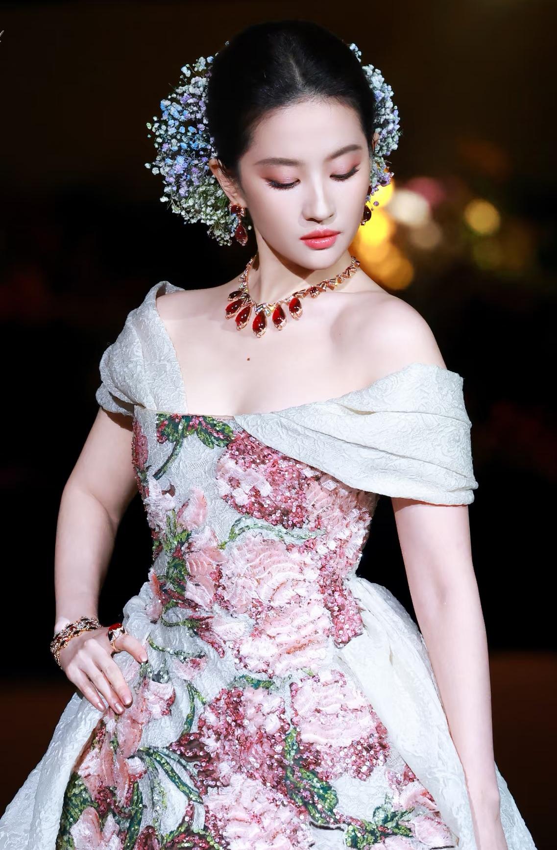 神仙姐姐自带流量，出场即焦点！刘亦菲始终稳坐顶流宝座，人气居高不下。她的魅力，始