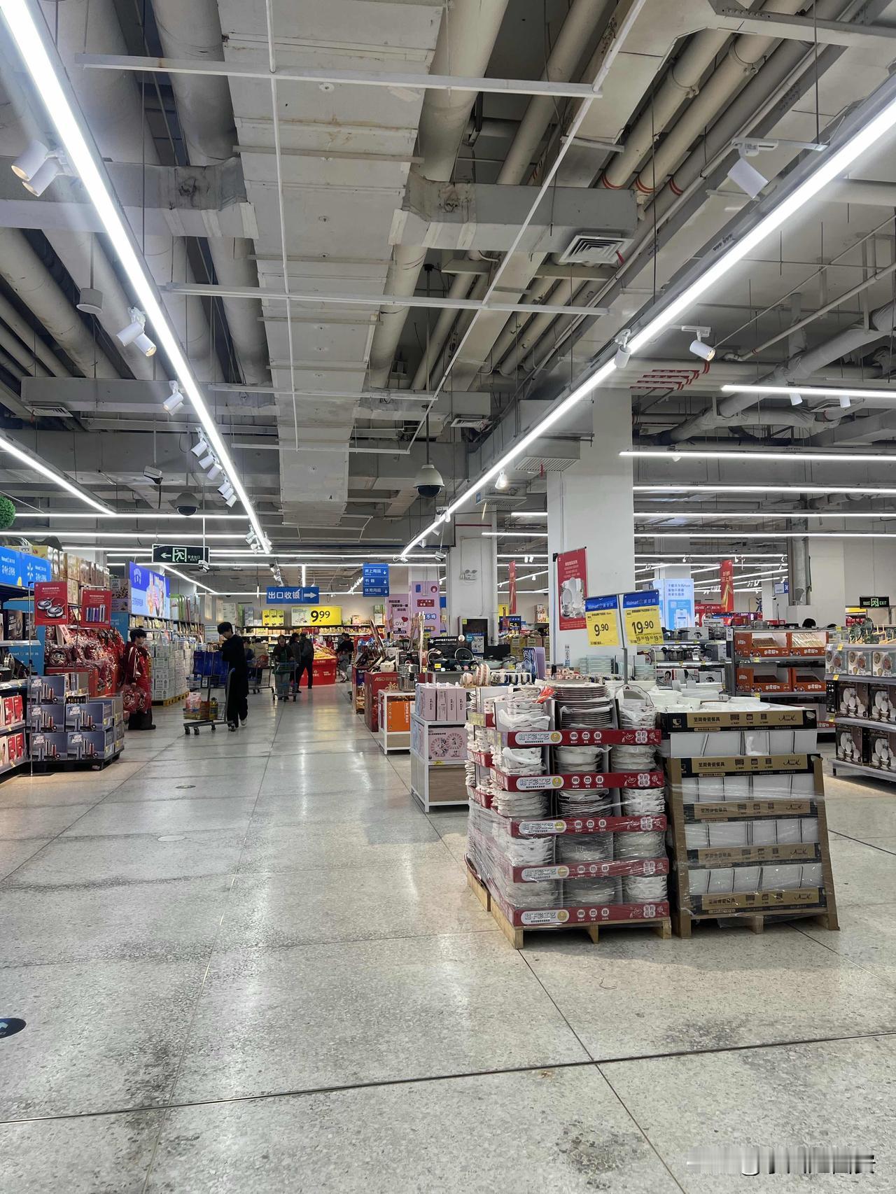 目前像这么大规模的超市西安已经不多了这就是沃尔玛超市坐拥城东二环交通