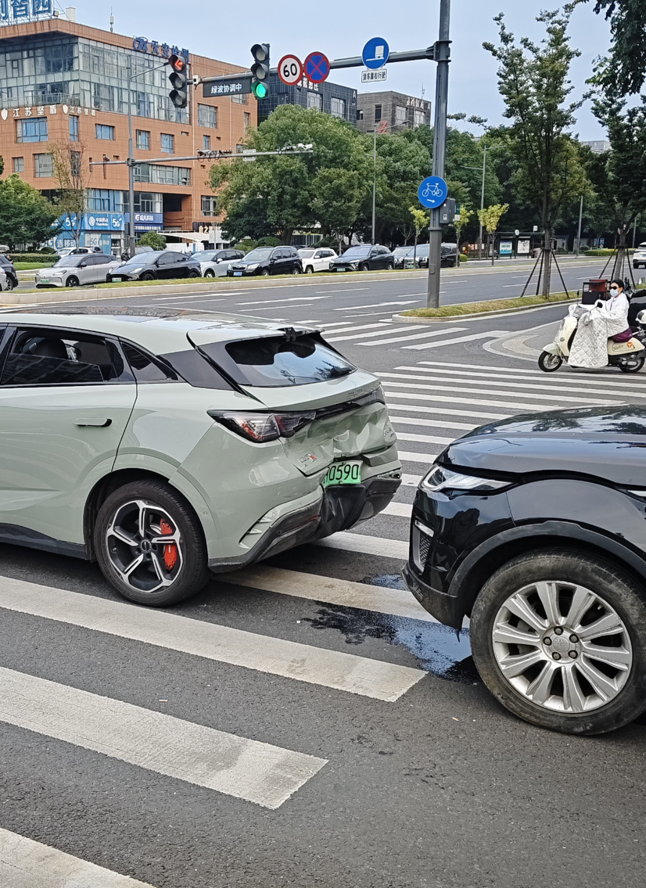 一开始我还以为是比亚迪惨败，结果后车更惨这是某位比亚迪车主晒出的自个爱车被追尾的事故图。一开始我也以
