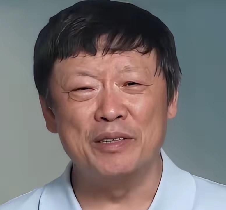 曹云金在唐国强的访谈里，管郭德纲叫了一声“郭老师”，不是“师父”。就这一个字的差