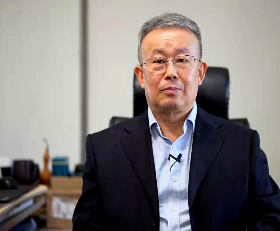 有网友给项立刚留言说，马上要来和你对决了。项立刚因罗永浩评价5G无用，批评其