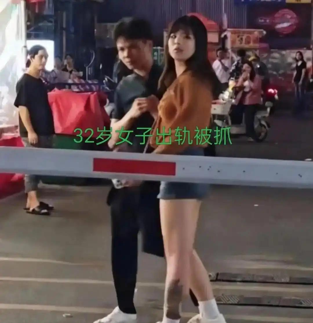 夜幕下热闹的夜市，围观的人越聚越多。两个人站在路中间争执，刚刚领证没多久，矛盾就
