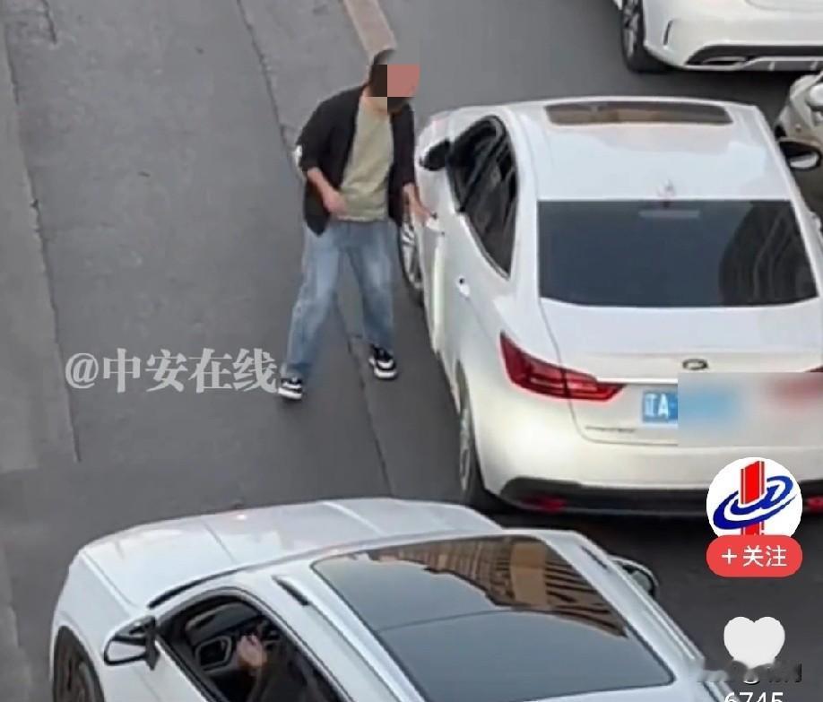 太佩服这个大兄弟了！心理素质太强了吧！近日，辽宁沈阳，在一条不怎么宽敞的马路