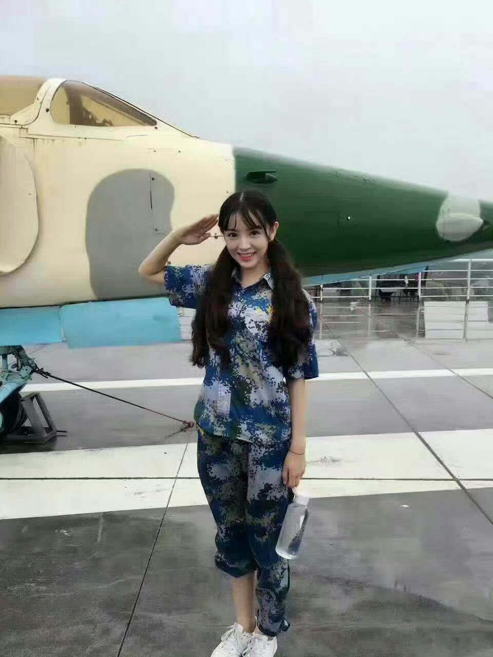 田曦薇军训时期旧照，从小眼睛就大。