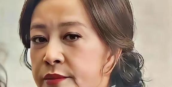 刘晓庆不是不想生。第二任丈夫陈国军写过，他们结婚四年，床头柜上永远摆着喝空的药碗
