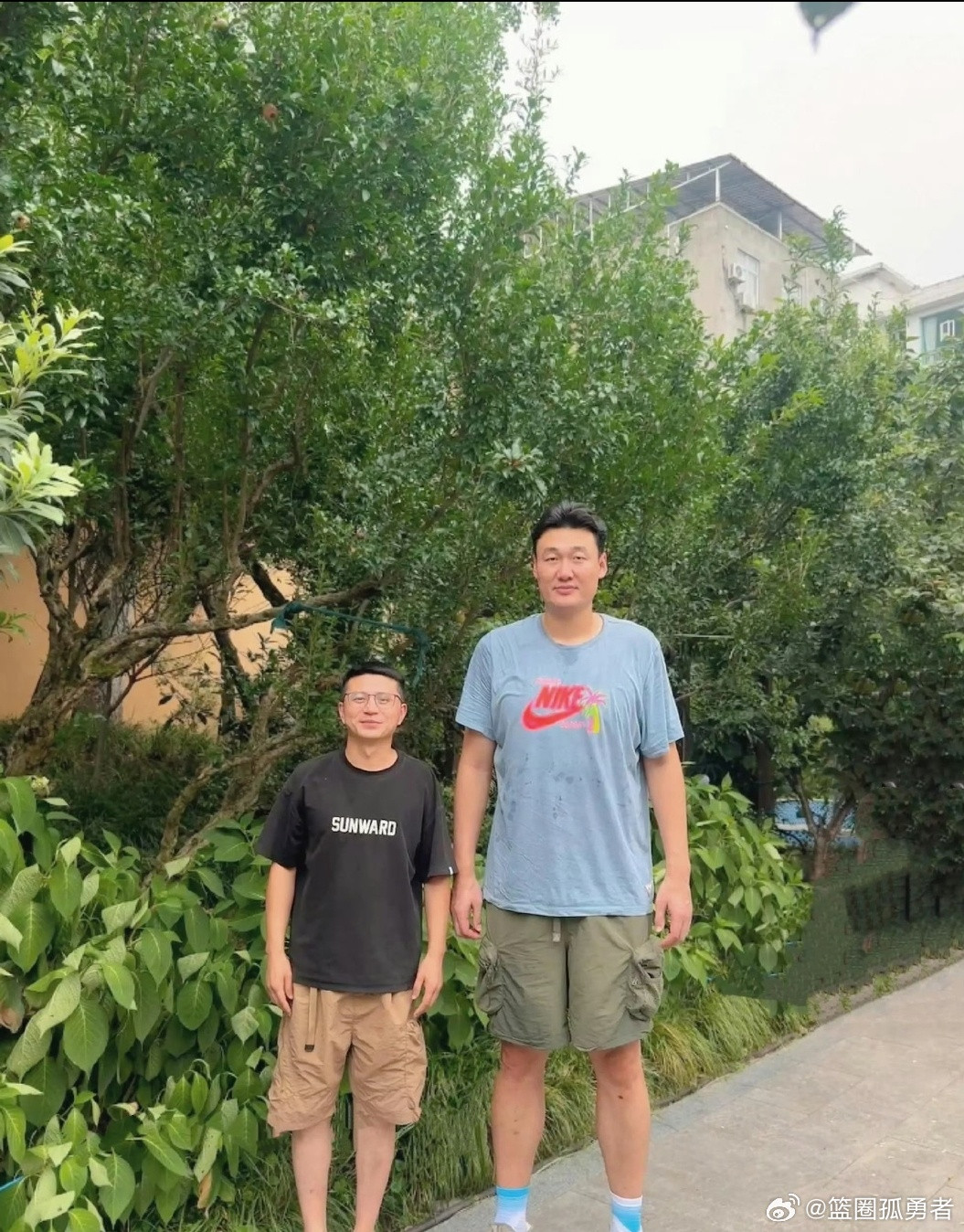 球迷在四川偶遇前广东宏远男篮名宿苏伟。球迷亲切称他为“苏老英雄”。退役后苏伟没有