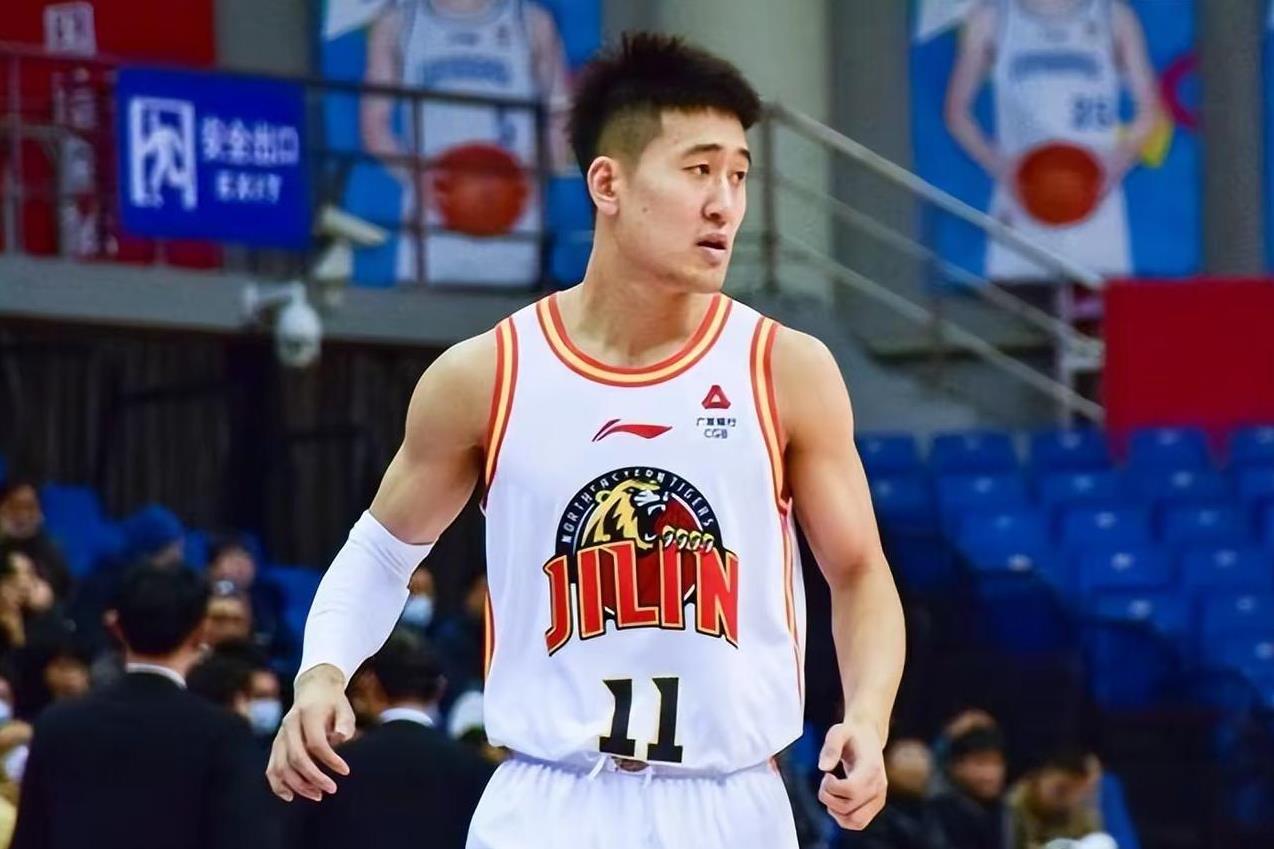 吉林男篮在休赛期进行简单的人员补充，教练组也简单补充一下的话，球队是有希望进入季