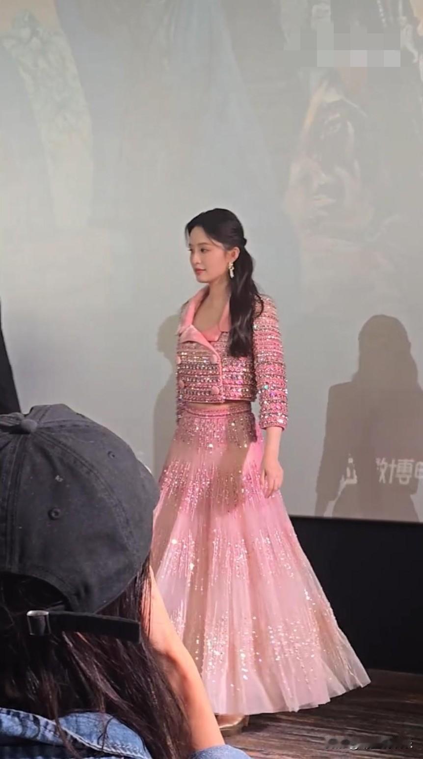 造型师完全是把女神当万能的啊！这么村的衣服说给穿就穿，一点也不考虑会不会降低李