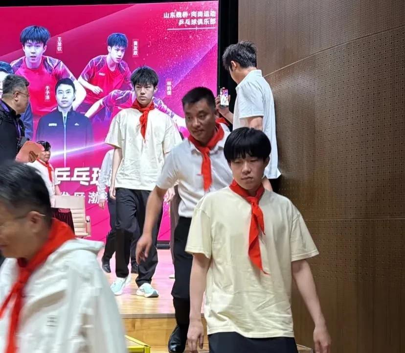 实话实说，今天参加活动的大头像没睡醒的样子，班味有点重，不仅是他，后面的