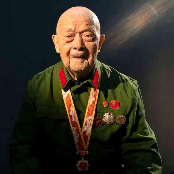 1952年，在朝鲜战场，蒋诚一人歼敌400多名，立下赫赫战功，复员回家后，却因有